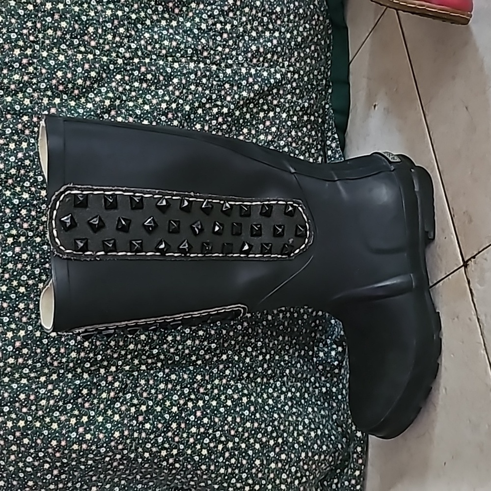 Studded golashes